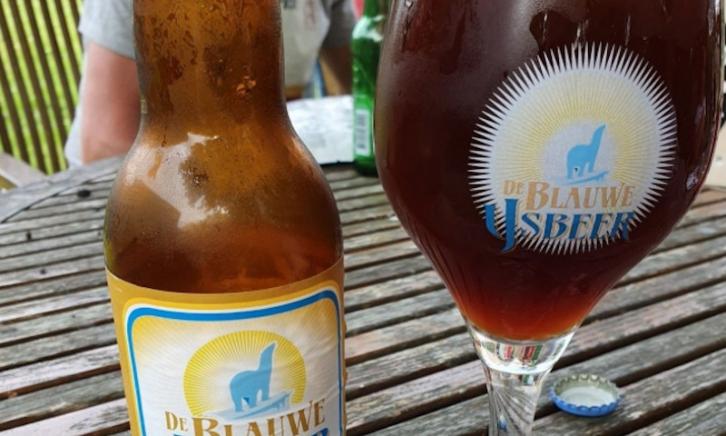 Lekkerlang in de zon IJsbeer flesje en glas